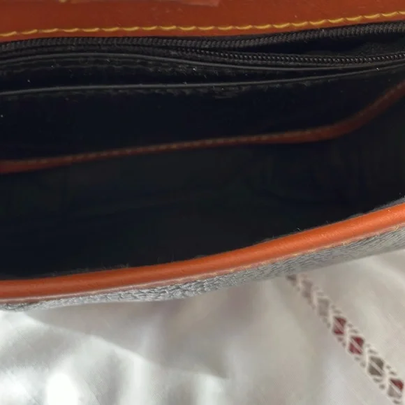 Dooney & Bourke All Weather Leather Shoulder Bag EUC Beautiful Stitching - Picture 10 of 12